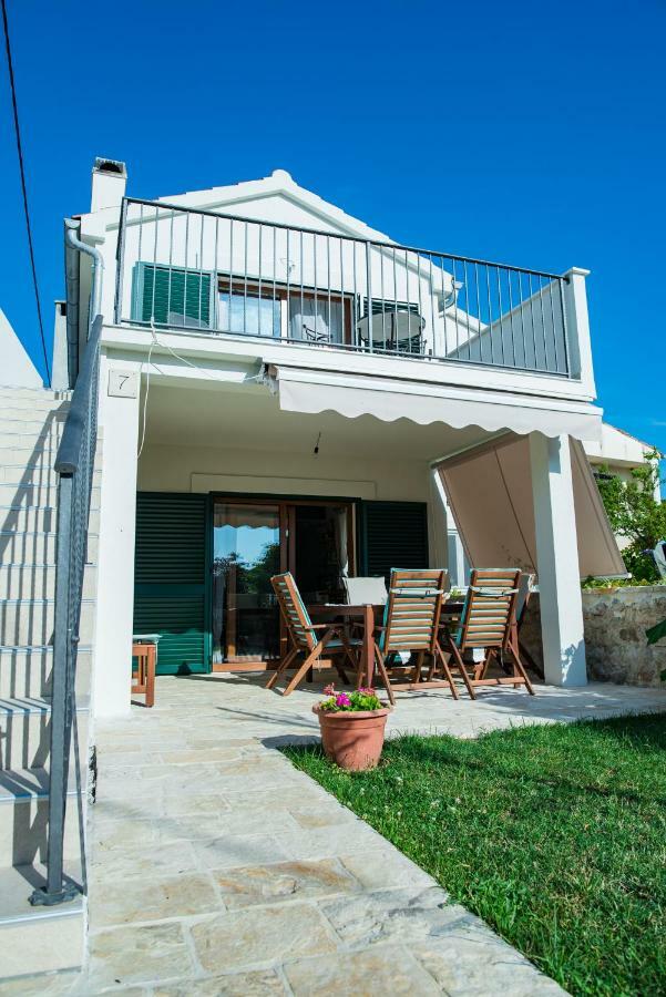 Summer House Mulac Nin Exterior photo